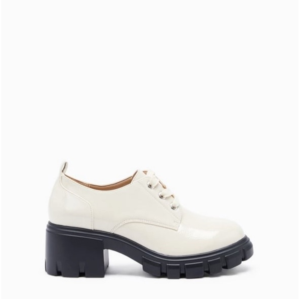 JustFab Off-white, vegan patent leather lace up platform oxfords /loafers